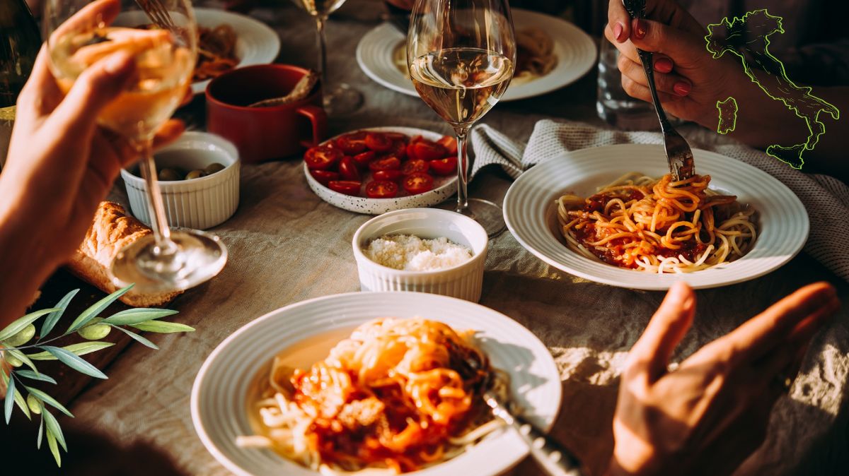 Italienische Küche: Eine Gruppe Menschen an einem Tisch mit italienischem Essen.