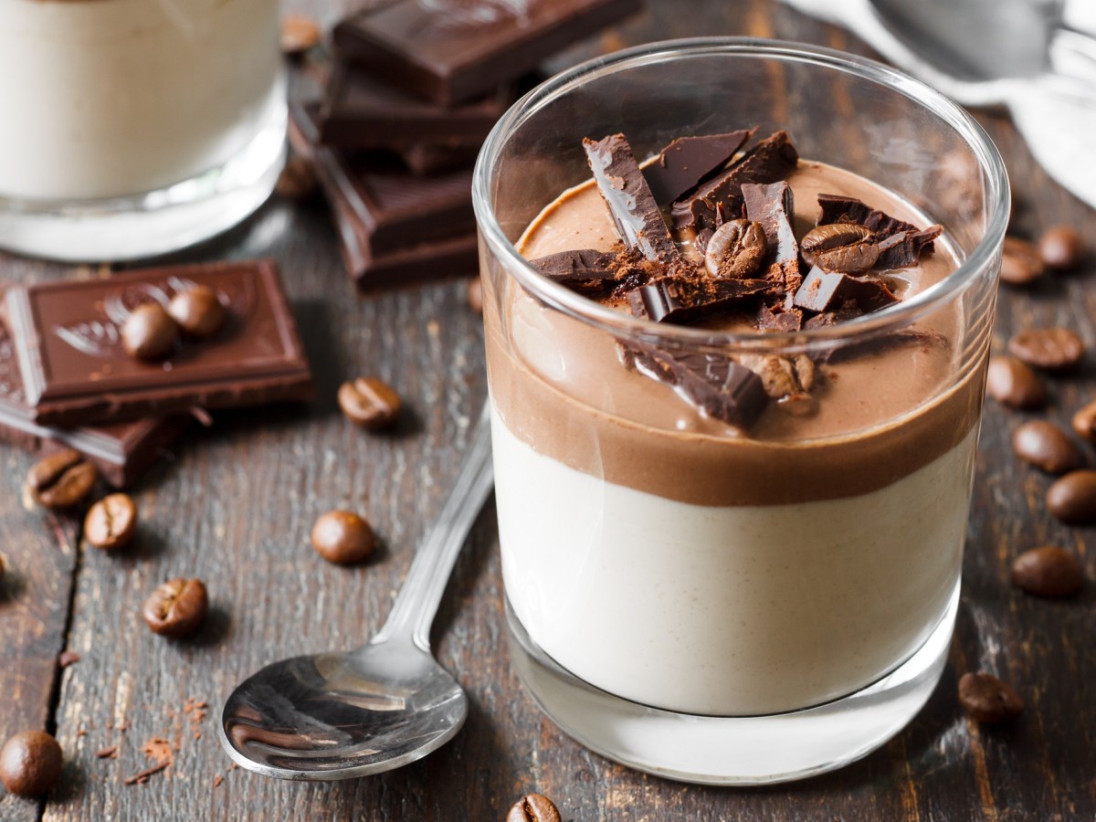 Kaffee Panna Cotta in einem Glas.