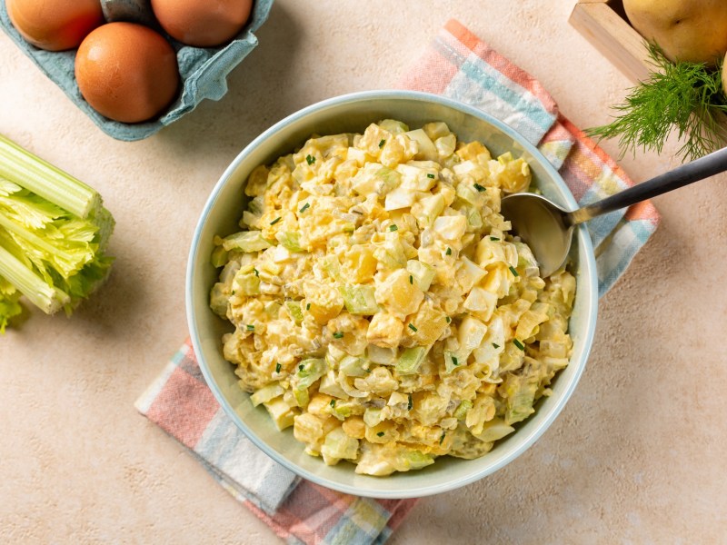 Eine Schüssel mit Kartoffelsalat mit Sellerie.