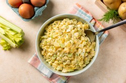 Eine Schüssel mit Kartoffelsalat mit Sellerie.