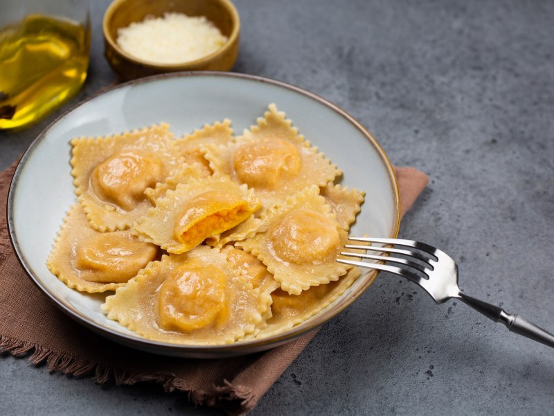 Ein Teller Kürbis-Parmesan-Ravioli.