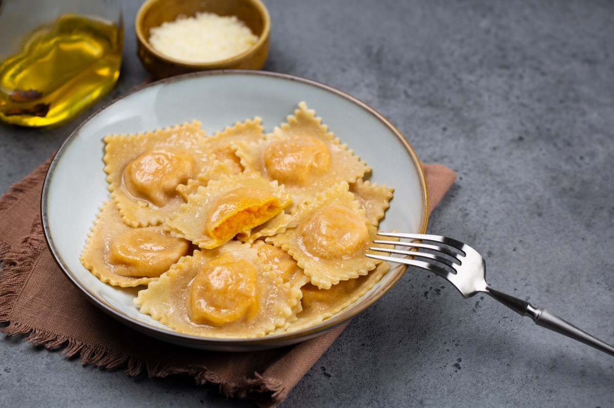 Ein Teller Kürbis-Parmesan-Ravioli.