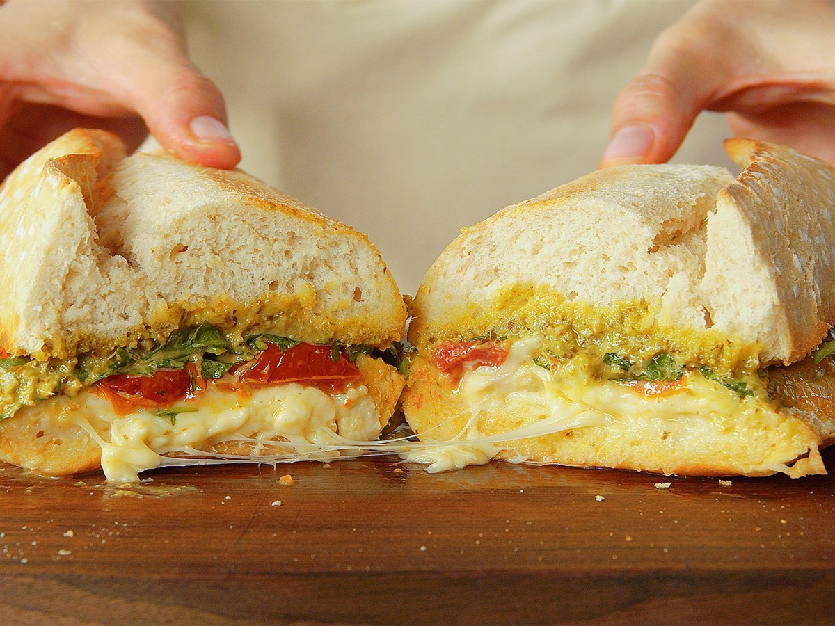 Mozzarella-Sandwich: geschmolzenes Käse-Glück aus dem Ofen