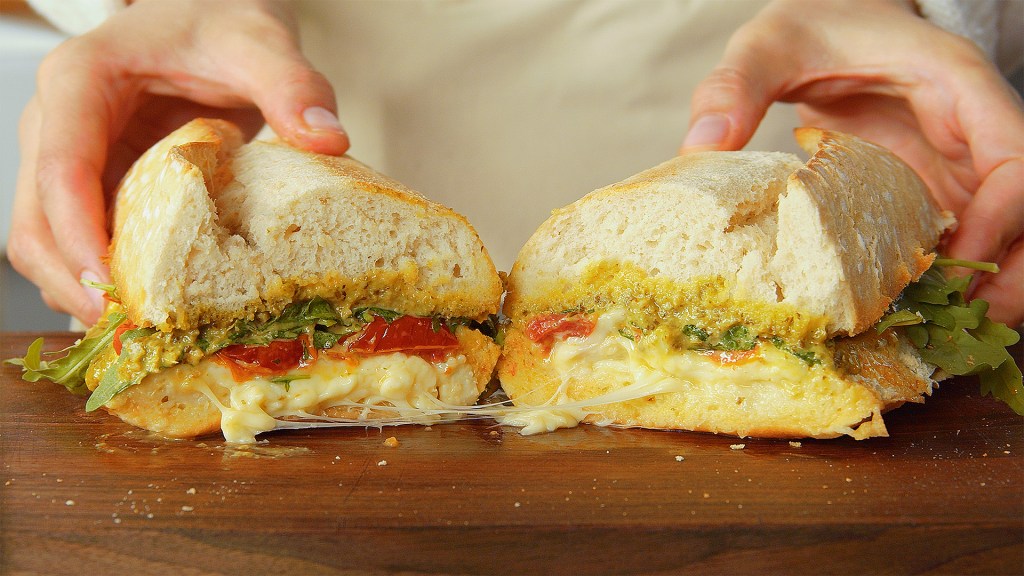 Mozzarella-Sandwich: geschmolzenes Käse-Glück aus dem Ofen