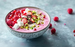 Eine Schüssel Pink Porridge mit Toppings.