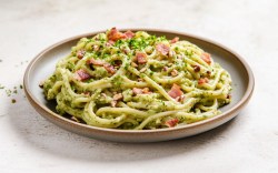 Ein Teller Pistazien-Carbonara.