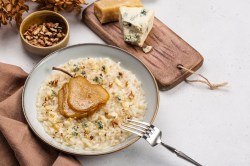 Ein Teller Risotto mit Gorgonzola und Birne.