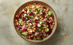 Eine Schüssel Rote-Bete-Salat mit Couscous und Feta in der Draufsicht.