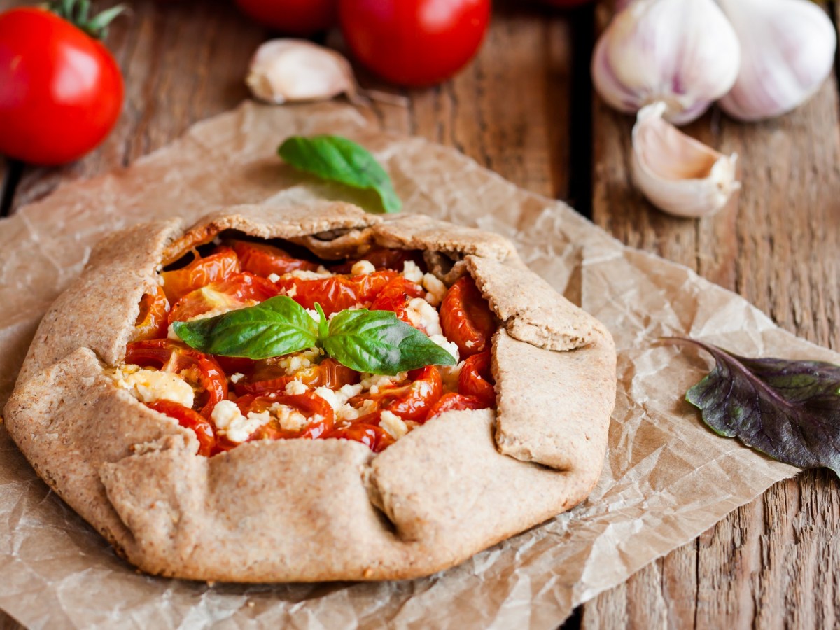 Mediterranes Abendessen: probiere eine Tomaten-Feta-Galette