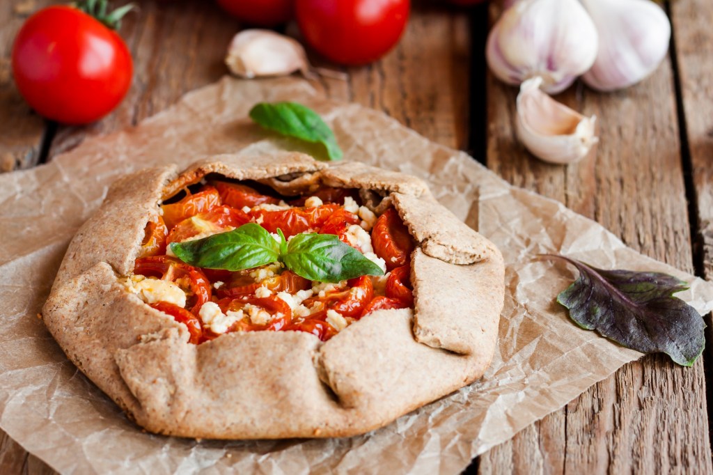 Mediterranes Abendessen: probiere eine Tomaten-Feta-Galette