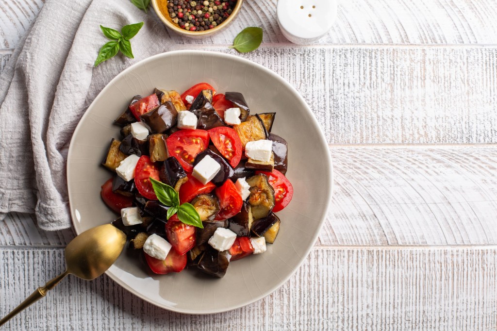 Tomatensalat mit Feta und Aubergine: ein letzter Sommergruß