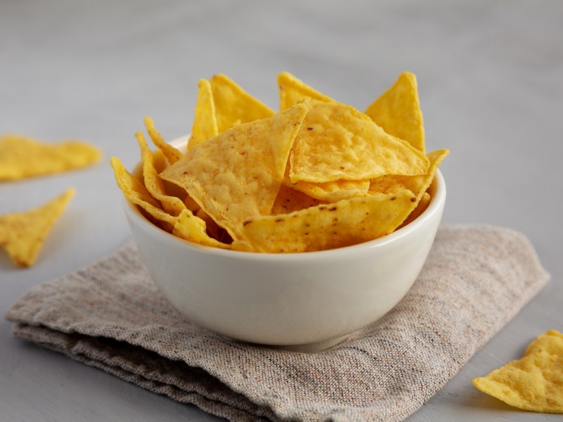 Tortilla-Chips selbst machen: Tortilla-Chips in einer Schale.