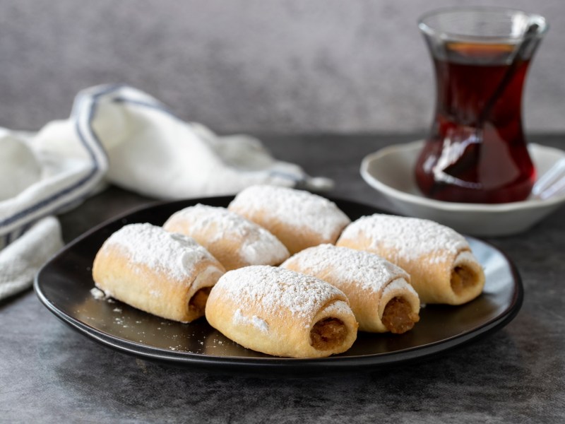 Türkische Apfeltaschen auf einem Tablett.