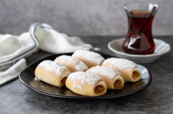 Türkische Apfeltaschen auf einem Tablett.