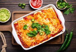 Überbackene Enchiladas in einer Auflaufform.