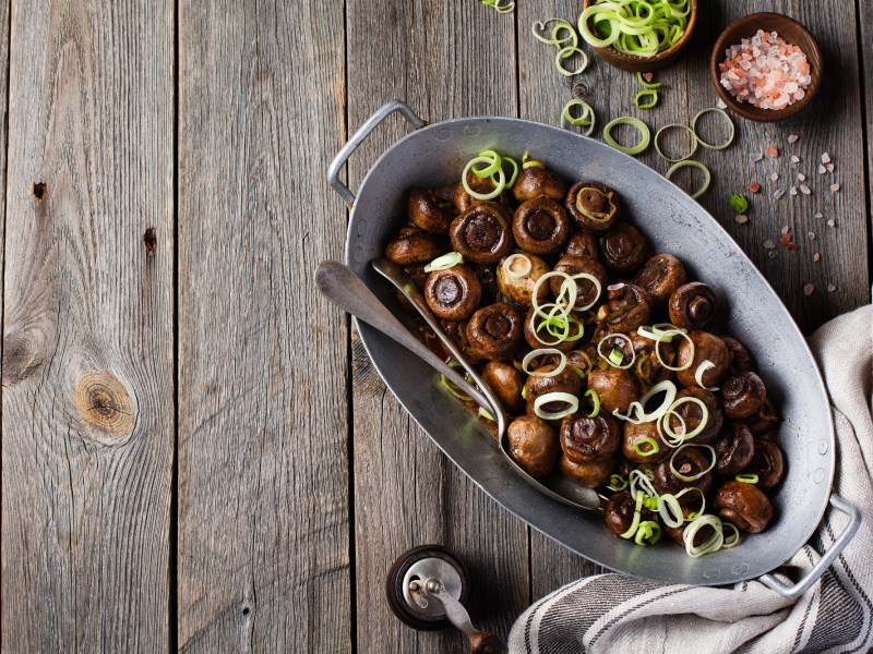 Teller mit Balsamico-Champignons