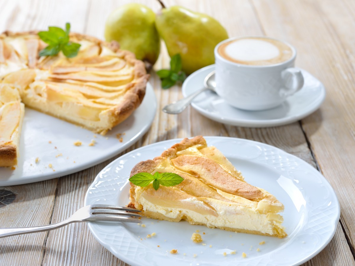 Ein Teller mit einem Stück Birnen-Quark-Kuchen.