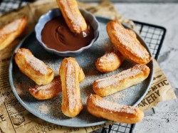 Churros aus dem Airfryer auf einem Teller