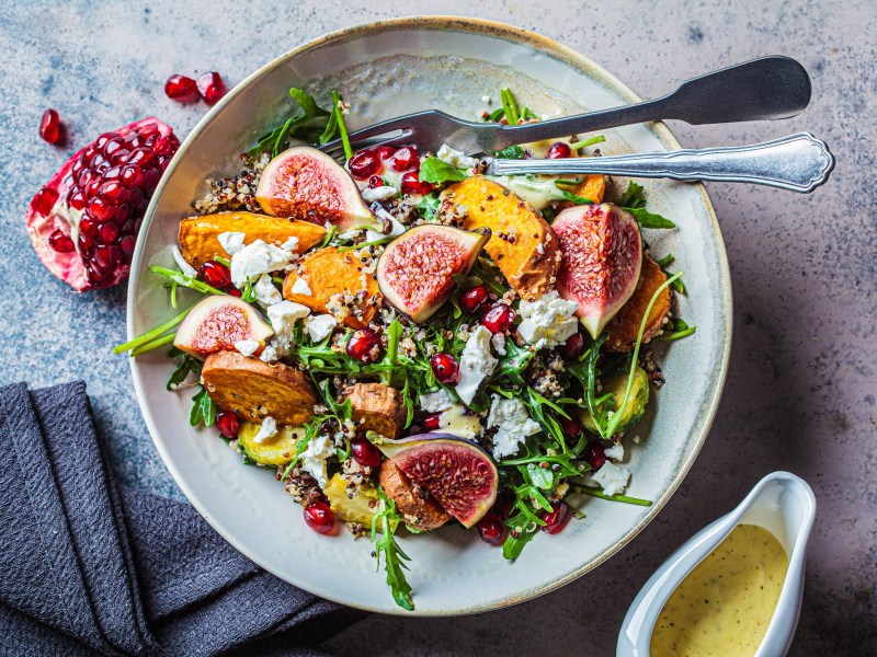 Schale mit Feigensalat mit Feta und Süßkartoffel, Granatapfelkernen und Rucola