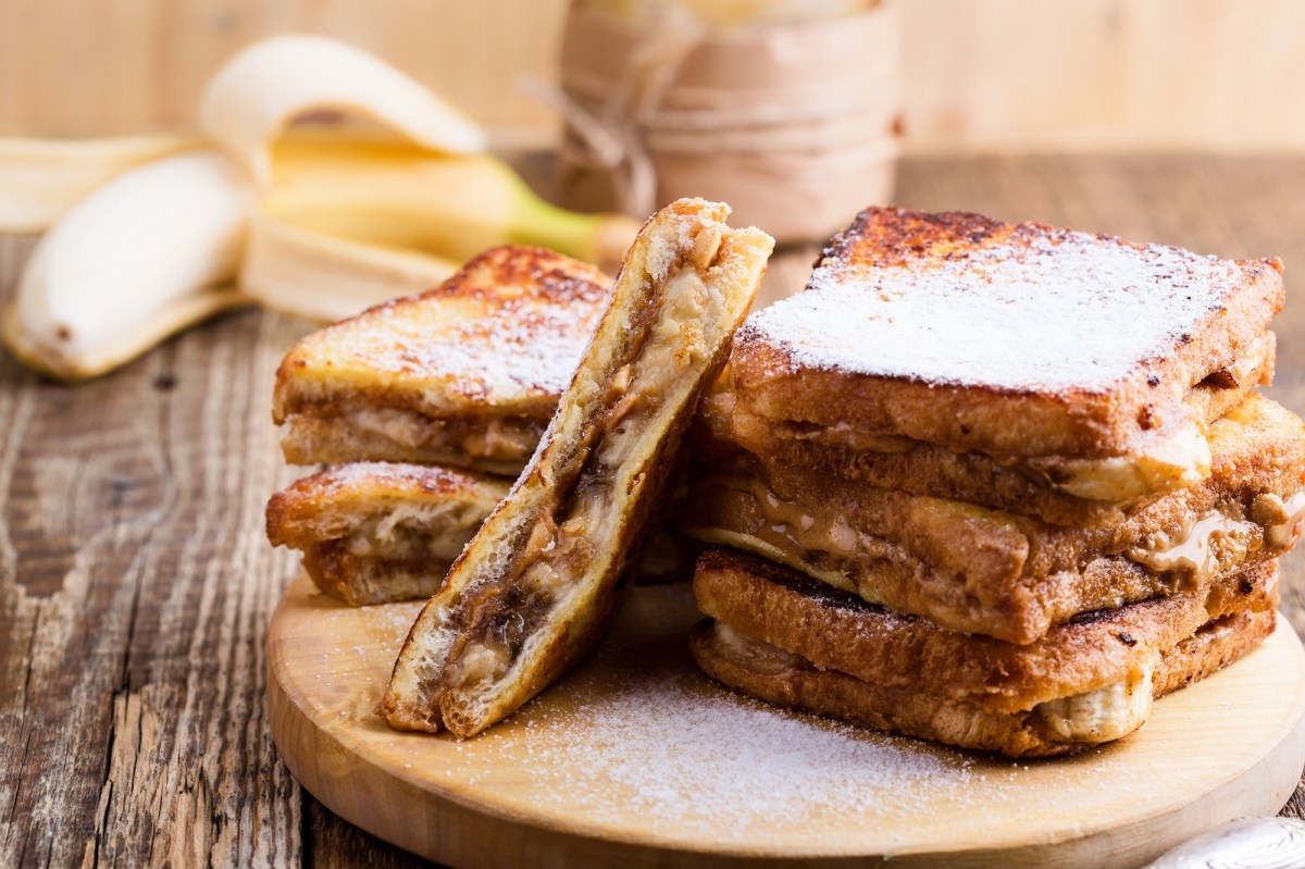 French Toast mit Erdnussbutter und Banane auf einem Brett.