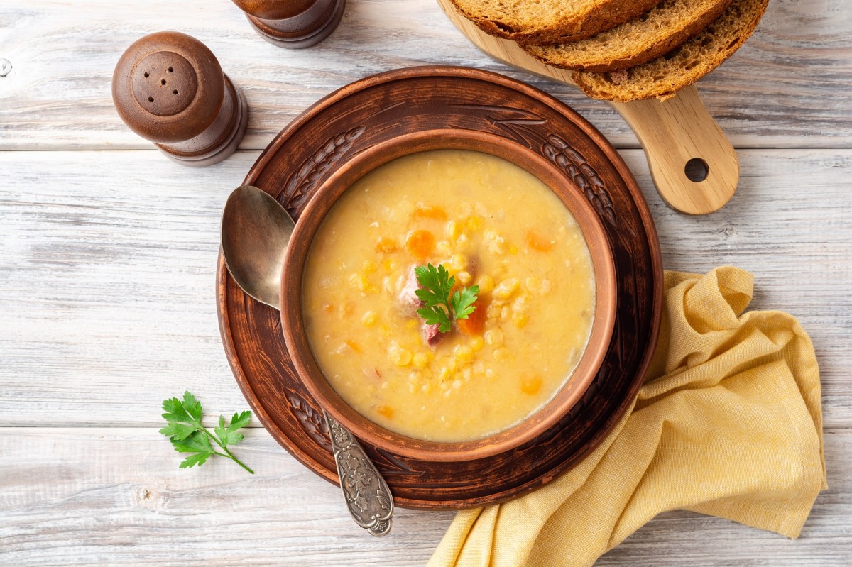 Eine Schüssel gelbe Erbsensuppe.