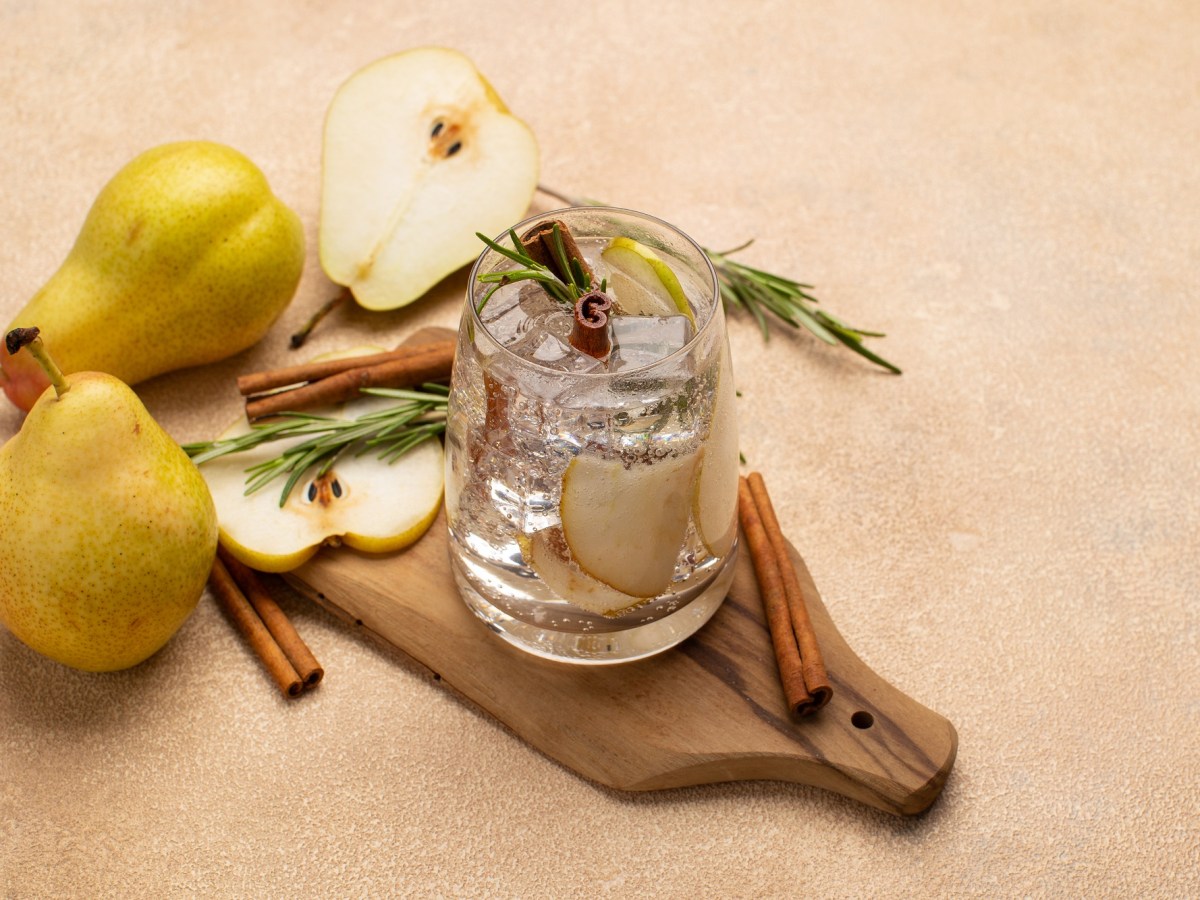 Glas mit Gin-Tonic mit Birne