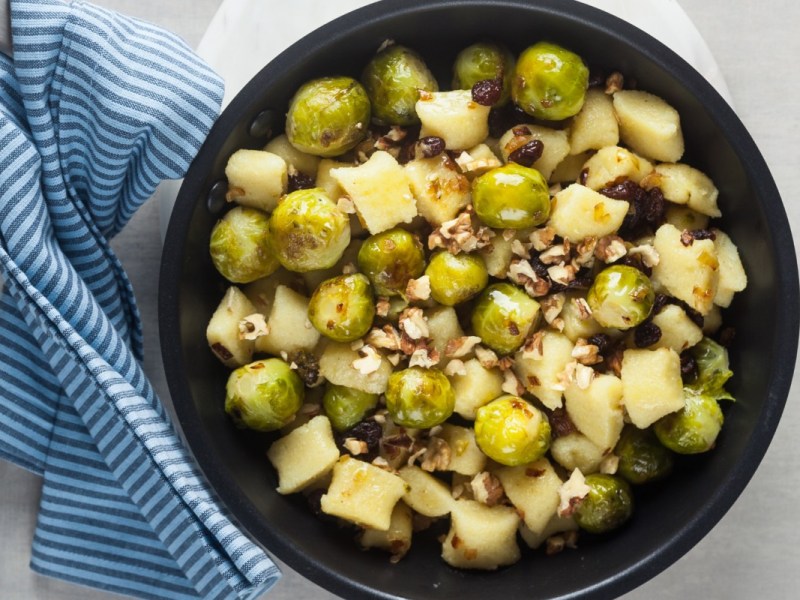 Eine Gnocchi-Rosenkohl-Pfanne in der Draufsicht.