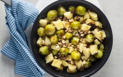 Eine Gnocchi-Rosenkohl-Pfanne in der Draufsicht.