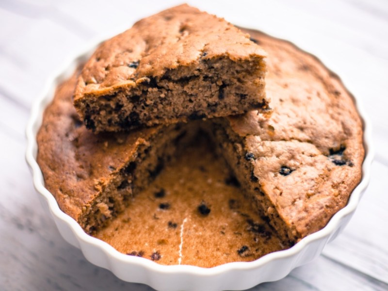 Ein Haferflocken-Joghurt-Kuchen in einer Kuchenform.