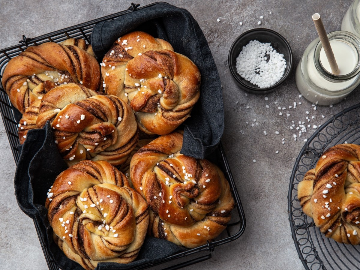 Kanelbullar: Schwedische Zimtschnecken auf einem Kuchengitter.