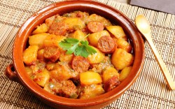 Ein Kartoffeltopf mit Paprika und Chorizo in der Draufsicht.