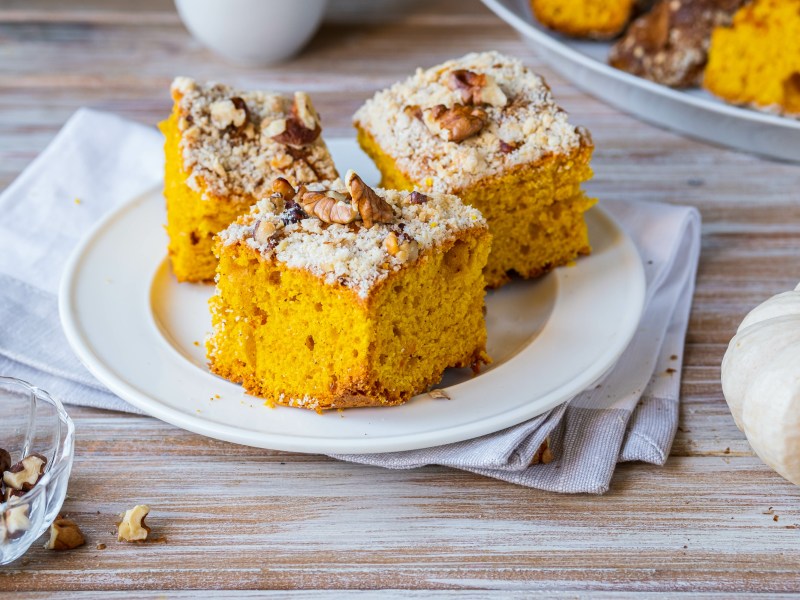 Teller mit drei Stückchen Kürbis-Karotten-Kuchen