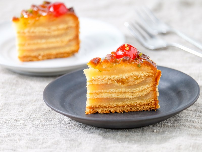 Zwei Stücke Mailänder Torte auf zwei Tellern.