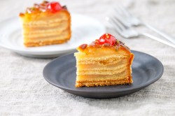 Zwei Stücke Mailänder Torte auf zwei Tellern.