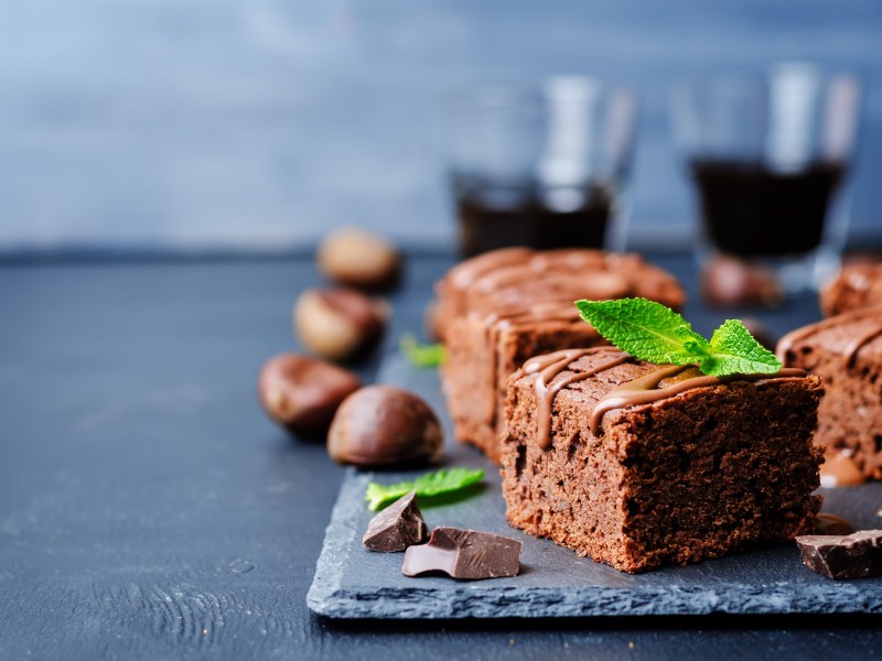 Maronen-Brownies auf einer Schieferplatte.