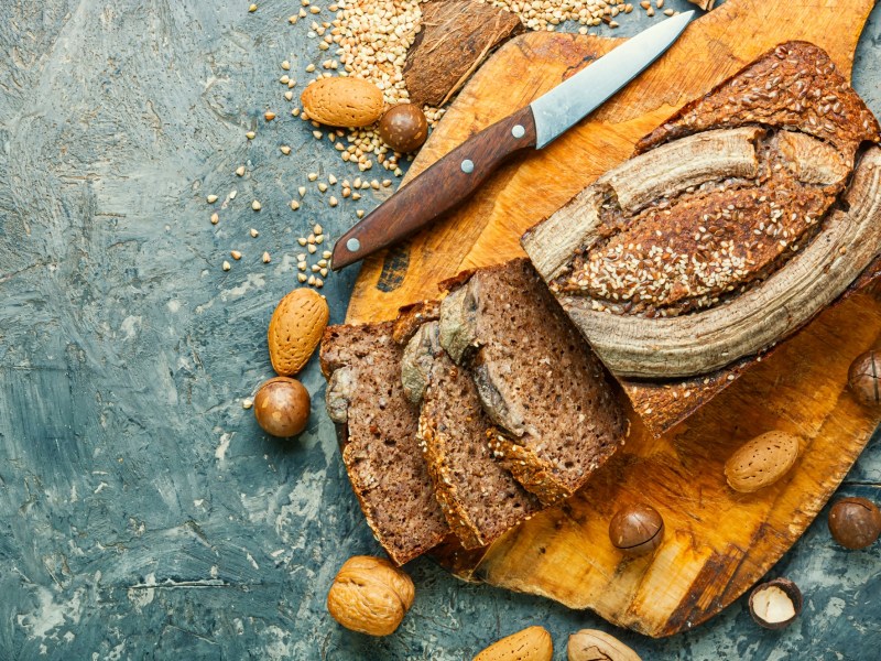 Müsli-Bananenbrot auf einem Holzbrettchen.