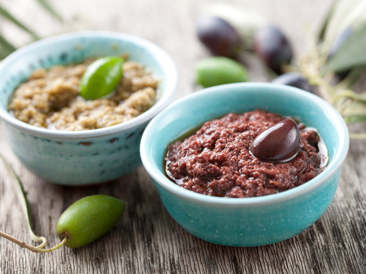 zwei Schälchen mit Oliventapenade