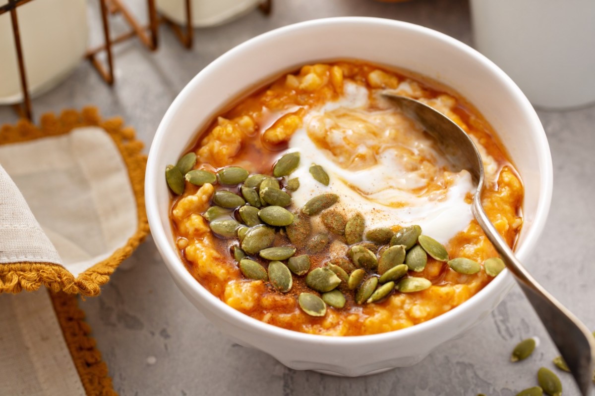 Eine Schale mit Pumpkin-Pie-Porridge.