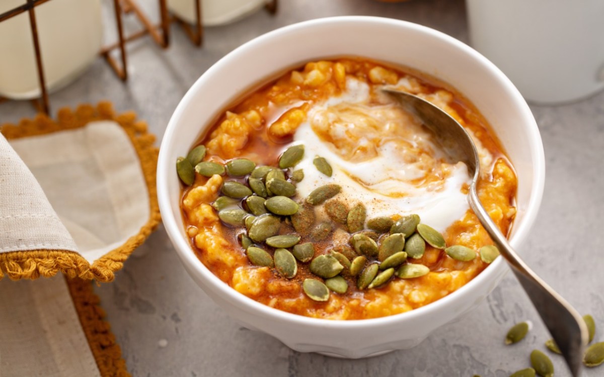 Eine Schale mit Pumpkin-Pie-Porridge.