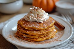 Teller mit Pumpkin Spice Pancakes