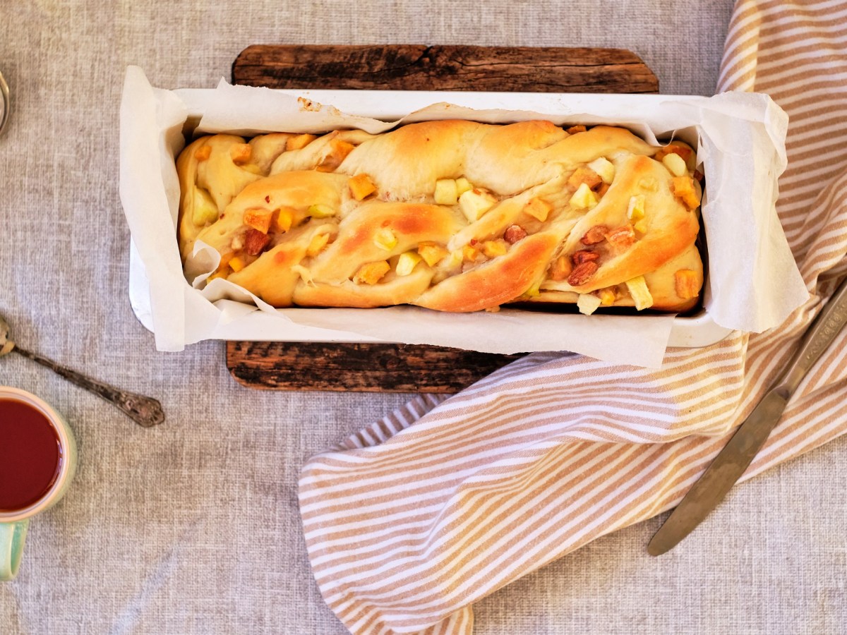 Quitten-Mandel-Brot in einer Kastenform.