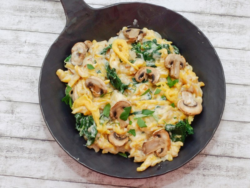 Spätzle-Pfanne mit Spinat und Champignons