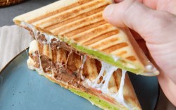 Ein süßer Sandwich-Wrap wird aufgeschnitten in einer Hand gehalten.