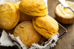 Ein paar Süßkartoffel-Buttermilch-Brötchen in einem Korb.