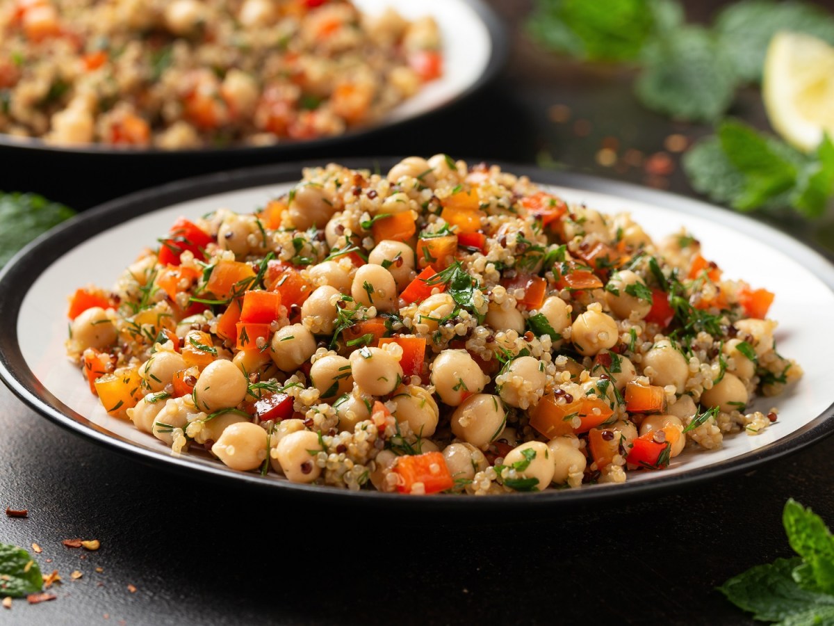 Eine Schüssel Thai-Quinoa-Salat mit Kichererbsen und Gemüse.