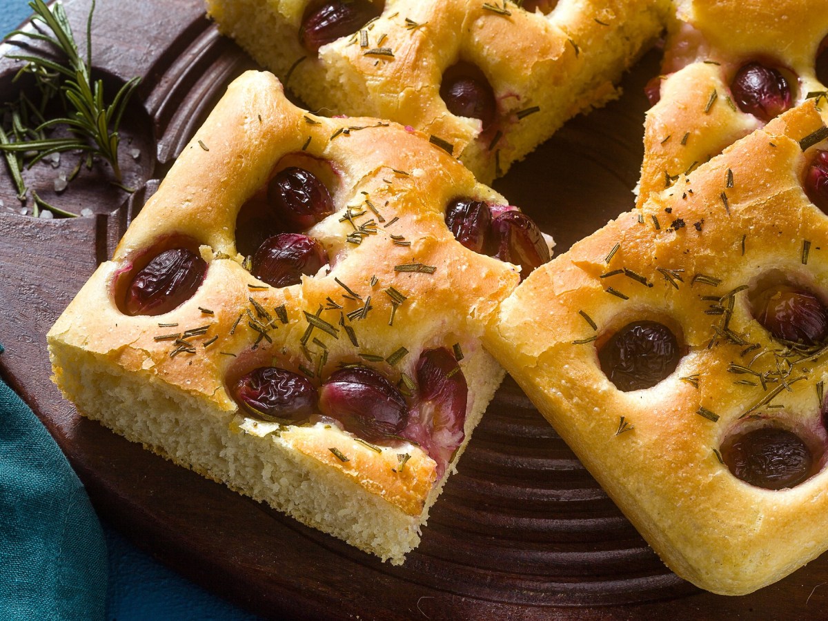 Mehrere Stücke Focaccia mit Weintrauben.