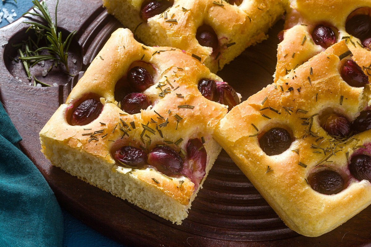 Mehrere Stücke Focaccia mit Weintrauben.