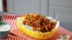 Zucchini-Curly-Fries in einem gelben Körbchen.