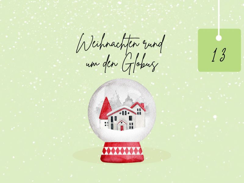 Weihnachten in anderen LÃ¤ndern: Schneekugel auf grÃ¼nem Untergrund mit Schriftzug 