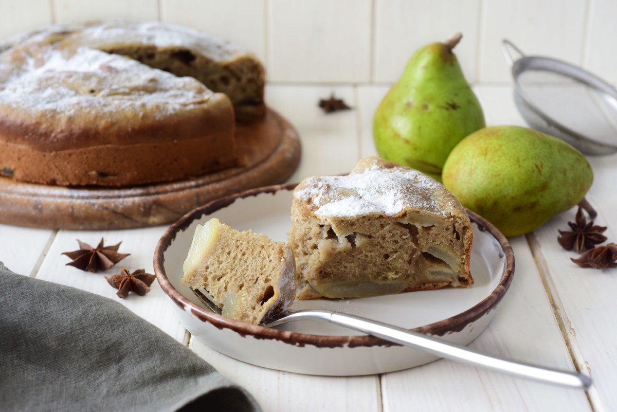 Ein angeschnittener Birnenkuchen mit Sternanis.